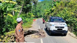 Kondisi jembatan penghubung beberapa Desa yang amblas akibat banjir kiriman di Dusun Repok Gapuk, Desa Taman Baru, Sekotong Lombok Barat. (Foto: Istimewa).