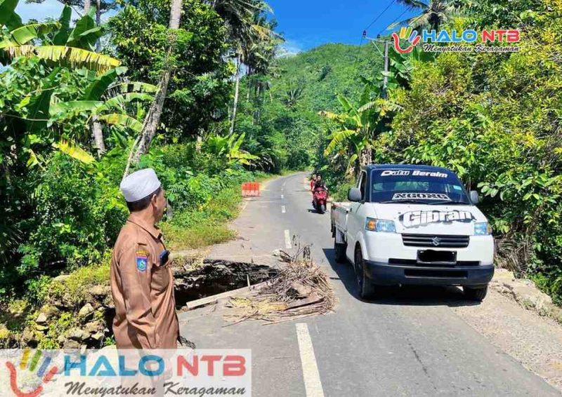 Kondisi jembatan penghubung beberapa Desa yang amblas akibat banjir kiriman di Dusun Repok Gapuk, Desa Taman Baru, Sekotong Lombok Barat. (Foto: Istimewa).