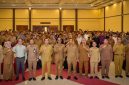 Gubernur NTB bersama para Kepala Desa dan Lurah berfoto bersama usai Rapat Koordinasi Desa Berdaya Tematik 2026 di Aula Hotel Grand Madani, Mataram, Senin (25/5)