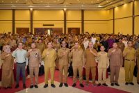 Gubernur NTB bersama para Kepala Desa dan Lurah berfoto bersama usai Rapat Koordinasi Desa Berdaya Tematik 2026 di Aula Hotel Grand Madani, Mataram, Senin (25/5)
