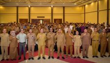 Gubernur NTB bersama para Kepala Desa dan Lurah berfoto bersama usai Rapat Koordinasi Desa Berdaya Tematik 2026 di Aula Hotel Grand Madani, Mataram, Senin (25/5)