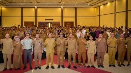 Gubernur NTB bersama para Kepala Desa dan Lurah berfoto bersama usai Rapat Koordinasi Desa Berdaya Tematik 2026 di Aula Hotel Grand Madani, Mataram, Senin (25/5)