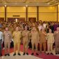 Gubernur NTB bersama para Kepala Desa dan Lurah berfoto bersama usai Rapat Koordinasi Desa Berdaya Tematik 2026 di Aula Hotel Grand Madani, Mataram, Senin (25/5)