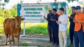 Kepala MAN Lombok Barat bersama panitia tampak khusyuk berdoa sesaat sebelum dimulainya prosesi penyembelihan hewan kurban di lingkungan MAN Lombok Barat, Kamis (28/5/2026). (Foto: Humas MAN Lombok Barat).