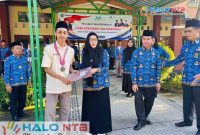 MAN Lombok Barat memberikan reward kepada Syekhana Abdi Sabda peraih medali emas Islamic Olympiade VII bidang Quran Hadist, Fiqih dan Aqidah. (Foto: Istimewa)