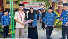 MAN Lombok Barat memberikan reward kepada Syekhana Abdi Sabda peraih medali emas Islamic Olympiade VII bidang Quran Hadist, Fiqih dan Aqidah. (Foto: Istimewa)
