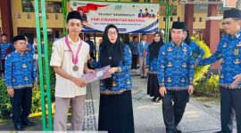 MAN Lombok Barat memberikan reward kepada Syekhana Abdi Sabda peraih medali emas Islamic Olympiade VII bidang Quran Hadist, Fiqih dan Aqidah. (Foto: Istimewa)