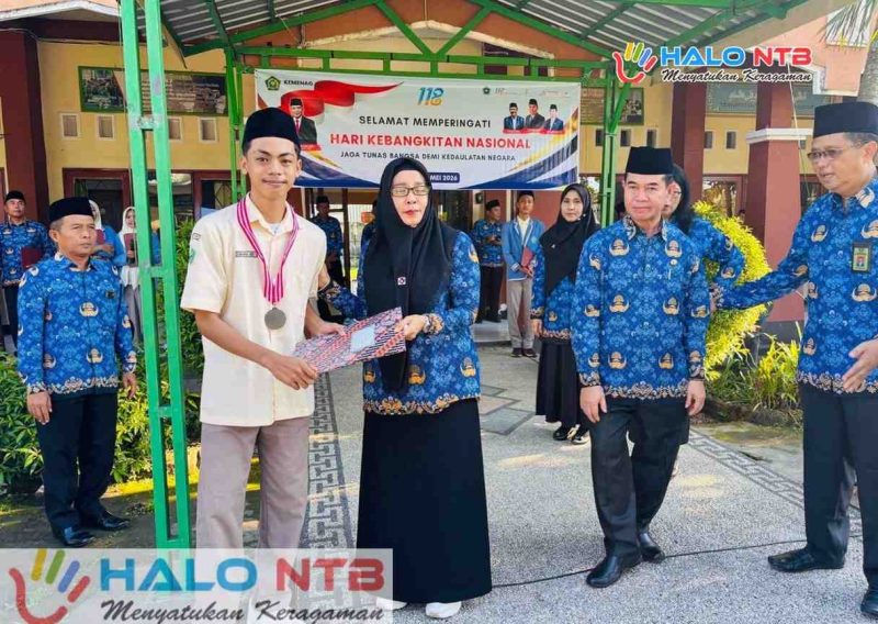 MAN Lombok Barat memberikan reward kepada Syekhana Abdi Sabda peraih medali emas Islamic Olympiade VII bidang Quran Hadist, Fiqih dan Aqidah. (Foto: Istimewa)
