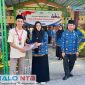 MAN Lombok Barat memberikan reward kepada Syekhana Abdi Sabda peraih medali emas Islamic Olympiade VII bidang Quran Hadist, Fiqih dan Aqidah. (Foto: Istimewa)
