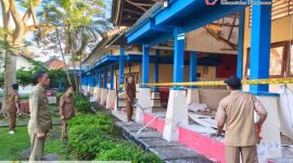 Tim gabungan dari Dinas Pendidikan, Pemuda, dan Olahraga (Dikpora) NTB, Dinas PUPRPKP NTB, serta Komisi V DPRD Provinsi NTB, saat turun melakukan pemeriksaan teknis bangunan di SMAN 7 Mataram, Selasa (19/5/2026). (Foto: Diskominfotik NTB).