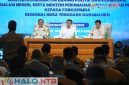 (Dari kiri ke kanan) Mendagri, Menko Polkam, dan Menteri PKP saat memberikan pengarahan dalam rapat koordinasi bersama Forkopimda Regional Nusa Tenggara dan Maluku di Lombok Barat, Selasa (19/5/2026).
