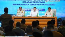 (Dari kiri ke kanan) Mendagri, Menko Polkam, dan Menteri PKP saat memberikan pengarahan dalam rapat koordinasi bersama Forkopimda Regional Nusa Tenggara dan Maluku di Lombok Barat, Selasa (19/5/2026).