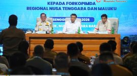 (Dari kiri ke kanan) Mendagri, Menko Polkam, dan Menteri PKP saat memberikan pengarahan dalam rapat koordinasi bersama Forkopimda Regional Nusa Tenggara dan Maluku di Lombok Barat, Selasa (19/5/2026).