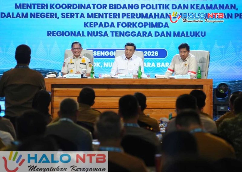 (Dari kiri ke kanan) Mendagri, Menko Polkam, dan Menteri PKP saat memberikan pengarahan dalam rapat koordinasi bersama Forkopimda Regional Nusa Tenggara dan Maluku di Lombok Barat, Selasa (19/5/2026).