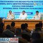 (Dari kiri ke kanan) Mendagri, Menko Polkam, dan Menteri PKP saat memberikan pengarahan dalam rapat koordinasi bersama Forkopimda Regional Nusa Tenggara dan Maluku di Lombok Barat, Selasa (19/5/2026).