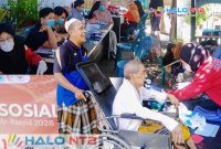 Suasana Bakti Sosial dan cek kesehatan gratis yang digelar Fakultas Kedokteran Universitas Mataram bersama Pemerintah Desa Perampuan di Dusun Perampuan Barat, Kecamatan Labuapi, Lombok Barat. (Foto: Istimewa).
