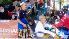 Suasana Bakti Sosial dan cek kesehatan gratis yang digelar Fakultas Kedokteran Universitas Mataram bersama Pemerintah Desa Perampuan di Dusun Perampuan Barat, Kecamatan Labuapi, Lombok Barat. (Foto: Istimewa).