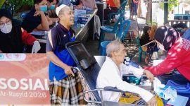 Suasana Bakti Sosial dan cek kesehatan gratis yang digelar Fakultas Kedokteran Universitas Mataram bersama Pemerintah Desa Perampuan di Dusun Perampuan Barat, Kecamatan Labuapi, Lombok Barat. (Foto: Istimewa).