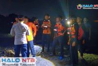 Personel gabungan dari Kepolisian dan Tim SAR saat melakukan apel kesiapan di bibir Pantai Ampenan, Mataram, Jumat (29/5/2026). (Foto: Humas Polresta Mataram)