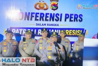 Kapolda NTB Irjen Pol. Kalingga Rendra Raharja, S.E., M.H. didampingi Wakapolda NTB, para Pejabat Utama (PJU) Polda NTB, saat konferensi pers usai apel Patroli Rinjani Presisi, di lapangan Islamic Center, Mataram Sabtu malam (30/5/2026). (Foto: Istimewa).