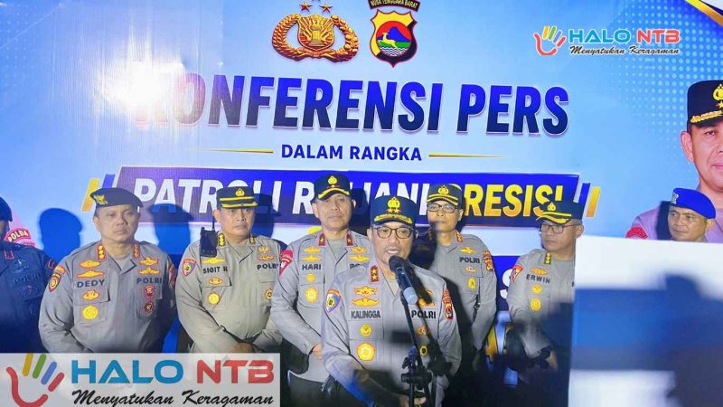 Kapolda NTB Irjen Pol. Kalingga Rendra Raharja, S.E., M.H. didampingi Wakapolda NTB, para Pejabat Utama (PJU) Polda NTB, saat konferensi pers usai apel Patroli Rinjani Presisi, di lapangan Islamic Center, Mataram Sabtu malam (30/5/2026). (Foto: Istimewa).