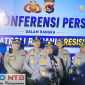 Kapolda NTB Irjen Pol. Kalingga Rendra Raharja, S.E., M.H. didampingi Wakapolda NTB, para Pejabat Utama (PJU) Polda NTB, saat konferensi pers usai apel Patroli Rinjani Presisi, di lapangan Islamic Center, Mataram Sabtu malam (30/5/2026). (Foto: Istimewa).