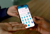 Petugas PLN menunjukkan aplikasi PLN Mobile sebagai upaya mendukung kemudahan layanan kelistrikan dan menjaga keandalan pasokan listrik selama periode Idulfitri di NTB. (Dok. PLN)