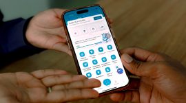 Petugas PLN menunjukkan aplikasi PLN Mobile sebagai upaya mendukung kemudahan layanan kelistrikan dan menjaga keandalan pasokan listrik selama periode Idulfitri di NTB. (Dok. PLN)
