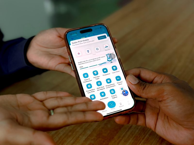 Petugas PLN menunjukkan aplikasi PLN Mobile sebagai upaya mendukung kemudahan layanan kelistrikan dan menjaga keandalan pasokan listrik selama periode Idulfitri di NTB. (Dok. PLN)