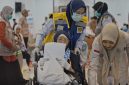 Petugas haji membantu jemaah lanjut usia saat proses pemberangkatan di Embarkasi Lombok, memastikan pelayanan dan pendampingan berjalan optimal.(Foto.Istimewa)