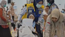 Petugas haji membantu jemaah lanjut usia saat proses pemberangkatan di Embarkasi Lombok, memastikan pelayanan dan pendampingan berjalan optimal.(Foto.Istimewa)
