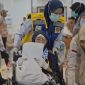 Petugas haji membantu jemaah lanjut usia saat proses pemberangkatan di Embarkasi Lombok, memastikan pelayanan dan pendampingan berjalan optimal.(Foto.Istimewa)