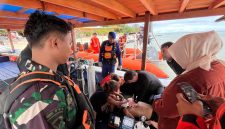 Proses evakuasi WNA asal India yang ditemukan meninggal dunia usai dilaporkan hilang saat berenang di perairan Gili Air, Lombok Utara.(Foto.Istimewa)