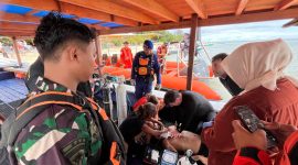 Proses evakuasi WNA asal India yang ditemukan meninggal dunia usai dilaporkan hilang saat berenang di perairan Gili Air, Lombok Utara.(Foto.Istimewa)