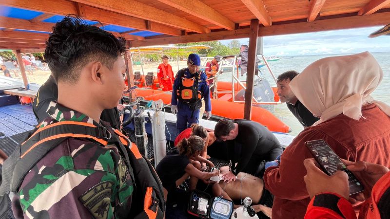 Proses evakuasi WNA asal India yang ditemukan meninggal dunia usai dilaporkan hilang saat berenang di perairan Gili Air, Lombok Utara.(Foto.Istimewa)