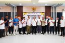 Foto bersama usai penandatanganan kontrak SPAM Semongkat, menandai komitmen bersama dalam menghadirkan infrastruktur air minum yang berkualitas.(Foto.Istimewa)