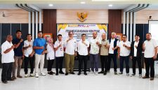 Foto bersama usai penandatanganan kontrak SPAM Semongkat, menandai komitmen bersama dalam menghadirkan infrastruktur air minum yang berkualitas.(Foto.Istimewa)