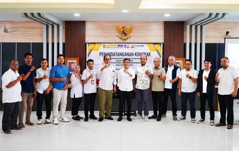 Foto bersama usai penandatanganan kontrak SPAM Semongkat, menandai komitmen bersama dalam menghadirkan infrastruktur air minum yang berkualitas.(Foto.Istimewa)