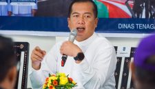 Gubernur NTB Lalu Muhamad Iqbal saat berdialog dengan perwakilan serikat buruh dalam peringatan May Day 2026 di Kantor Disnakertrans NTB.(Foto.Istimewa)
