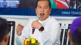 Gubernur NTB Lalu Muhamad Iqbal saat berdialog dengan perwakilan serikat buruh dalam peringatan May Day 2026 di Kantor Disnakertrans NTB.(Foto.Istimewa)