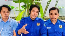 Ketua DPD KNPI NTB bersama jajaran pengurus saat menyampaikan pernyataan sikap penolakan kenaikan BBM non-subsidi dalam konferensi pers di Gerung, Lombok Barat.(Foto.Istimewa)