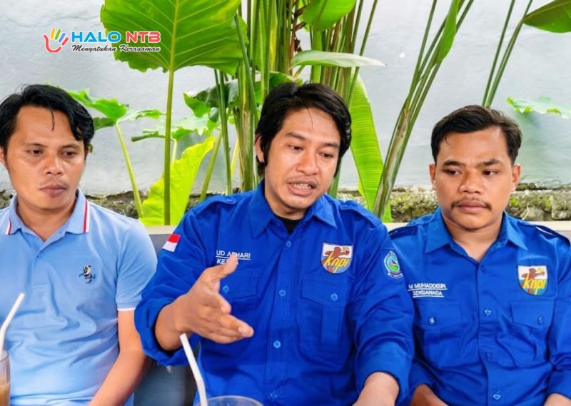 Ketua DPD KNPI NTB bersama jajaran pengurus saat menyampaikan pernyataan sikap penolakan kenaikan BBM non-subsidi dalam konferensi pers di Gerung, Lombok Barat.(Foto.Istimewa)