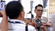 Kepala Kemenhaj NTB, Lalu Muhammad Amin, memberikan keterangan kepada awak media terkait penolakan jemaah haji asal Mataram oleh otoritas imigrasi Arab Saudi.(Foto.Istimewa)