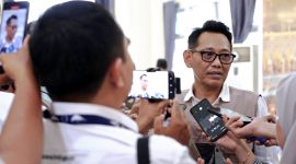 Kepala Kemenhaj NTB, Lalu Muhammad Amin, memberikan keterangan kepada awak media terkait penolakan jemaah haji asal Mataram oleh otoritas imigrasi Arab Saudi.(Foto.Istimewa)
