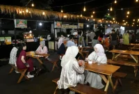 Deretan tenant UMKM dan pengunjung berbaur dalam atmosfer malam yang hidup, mencerminkan geliat ekonomi lokal yang tumbuh melalui Mataram Friday Relax 2026.(Dok.Bank NTB Syariah)
