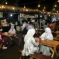 Deretan tenant UMKM dan pengunjung berbaur dalam atmosfer malam yang hidup, mencerminkan geliat ekonomi lokal yang tumbuh melalui Mataram Friday Relax 2026.(Dok.Bank NTB Syariah)
