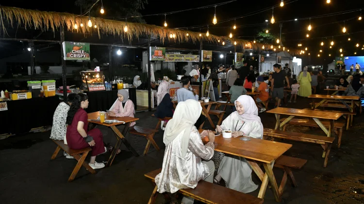 Deretan tenant UMKM dan pengunjung berbaur dalam atmosfer malam yang hidup, mencerminkan geliat ekonomi lokal yang tumbuh melalui Mataram Friday Relax 2026.(Dok.Bank NTB Syariah)
