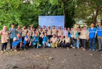 PLN UIW NTB bersama masyarakat melakukan penanaman ribuan bibit mangrove di kawasan TWA Kramat Suci, Desa Sugian, Lombok Timur, dalam rangka Hari Bumi 2026. (Dok. PLN)