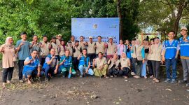 PLN UIW NTB bersama masyarakat melakukan penanaman ribuan bibit mangrove di kawasan TWA Kramat Suci, Desa Sugian, Lombok Timur, dalam rangka Hari Bumi 2026. (Dok. PLN)