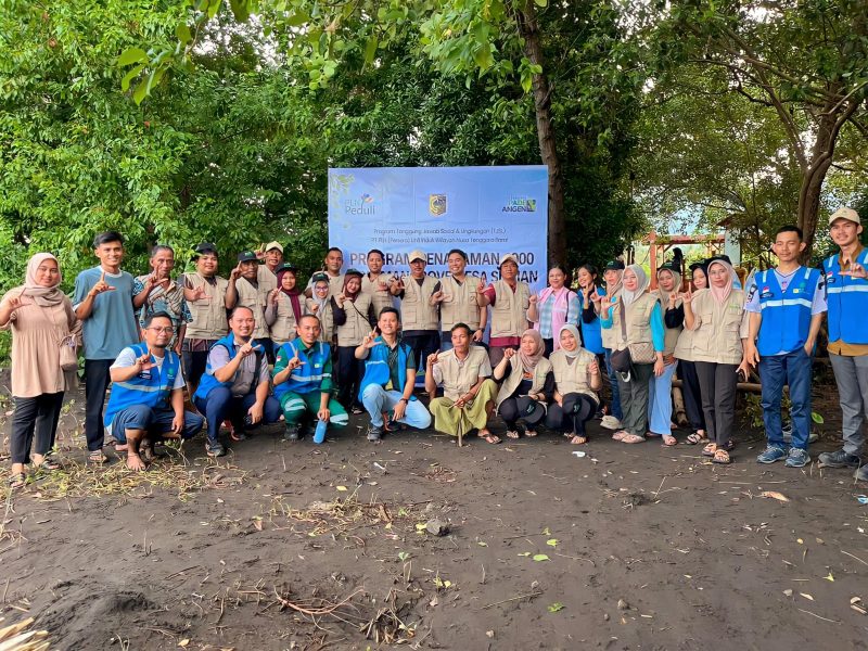 PLN UIW NTB bersama masyarakat melakukan penanaman ribuan bibit mangrove di kawasan TWA Kramat Suci, Desa Sugian, Lombok Timur, dalam rangka Hari Bumi 2026. (Dok. PLN)